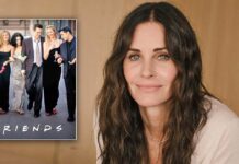 Friends Star Courteney Cox Surprises Fans Visiting The Set By Photobombing Their Photos