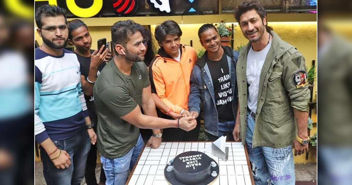 Vidyut celebrates pre-birthday event with fans who tattooed his name, cycled across India