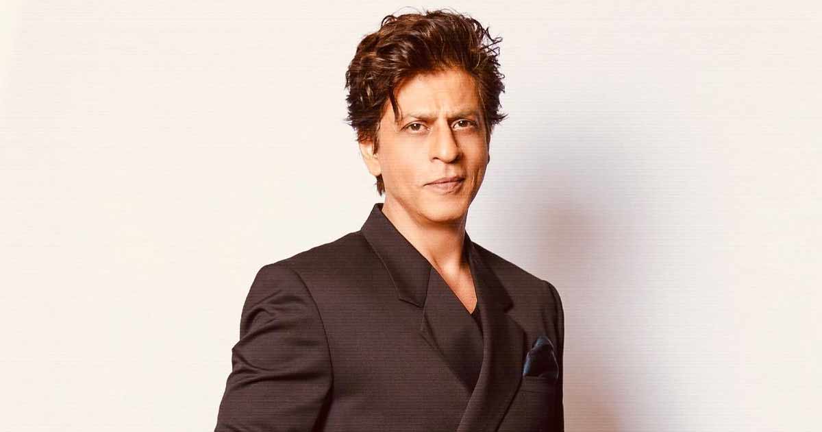 Shah Rukh Khan Helps A Lady Modify Her Purse Melting The Complete Web At As soon as, Netizens Label Him A ‘Gentleman’ & “King Of Hearts For A Cause”