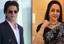 When Shah Rukh Khan Took Hema Malini's Sandals In His Hand Helping Her Wear Them In The Middle Of An Award Show - Watch