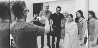 Aamir turns photgrapher as Salman poses with his family