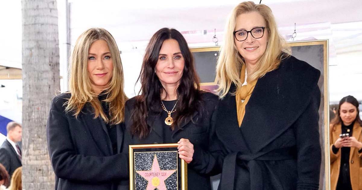 Jennifer Aniston Refuses To Believe She Met ‘Friends’ Courteney Cox & Lisa Kudrow 30 Years Ago: “That’s A Typo” – Watch
