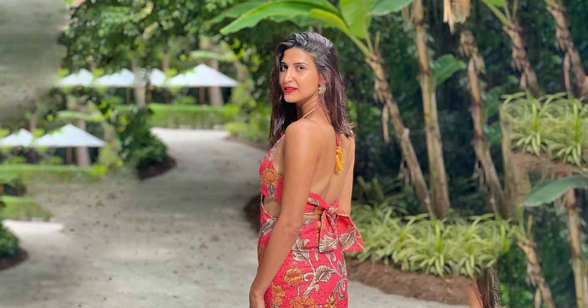 Aahana Kumra Snubs “Don’t Contact Me” At A Fan After He Breaches Her Private Areas & Touches Her Whereas Clicking A Photograph, Netizens Hail The Actress!