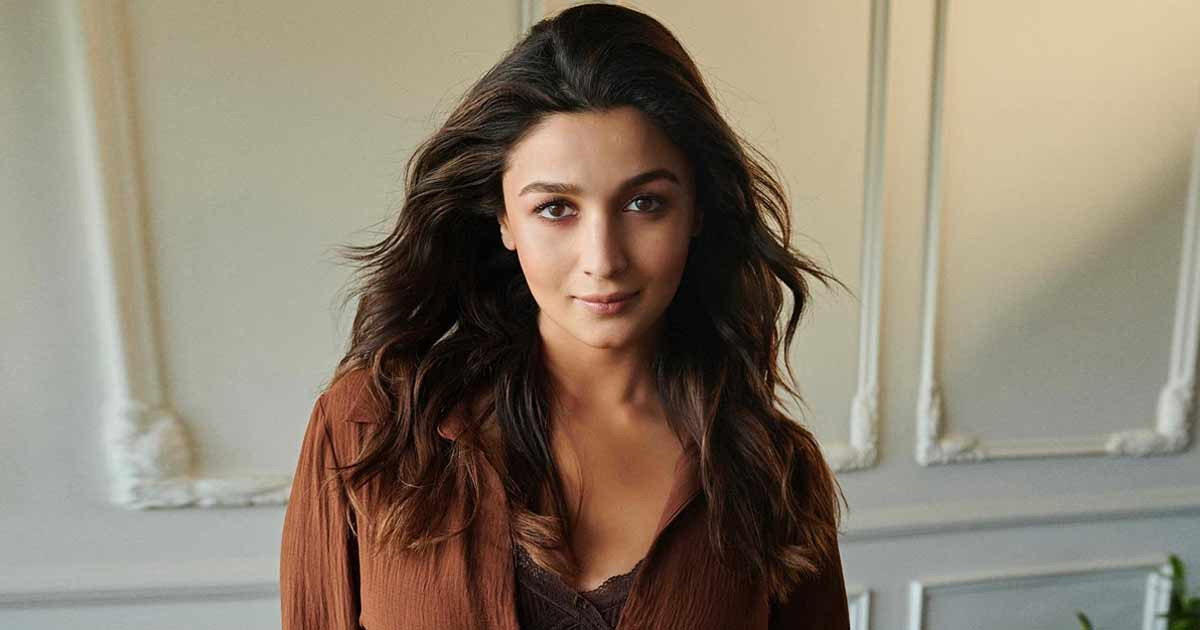 Alia Bhatt’s Oops Moment At A 2017 Fashion Show Was All Thanks To A Shiny Glass Flooring & Manish Malhotra Fluffing The Skirt – Watch