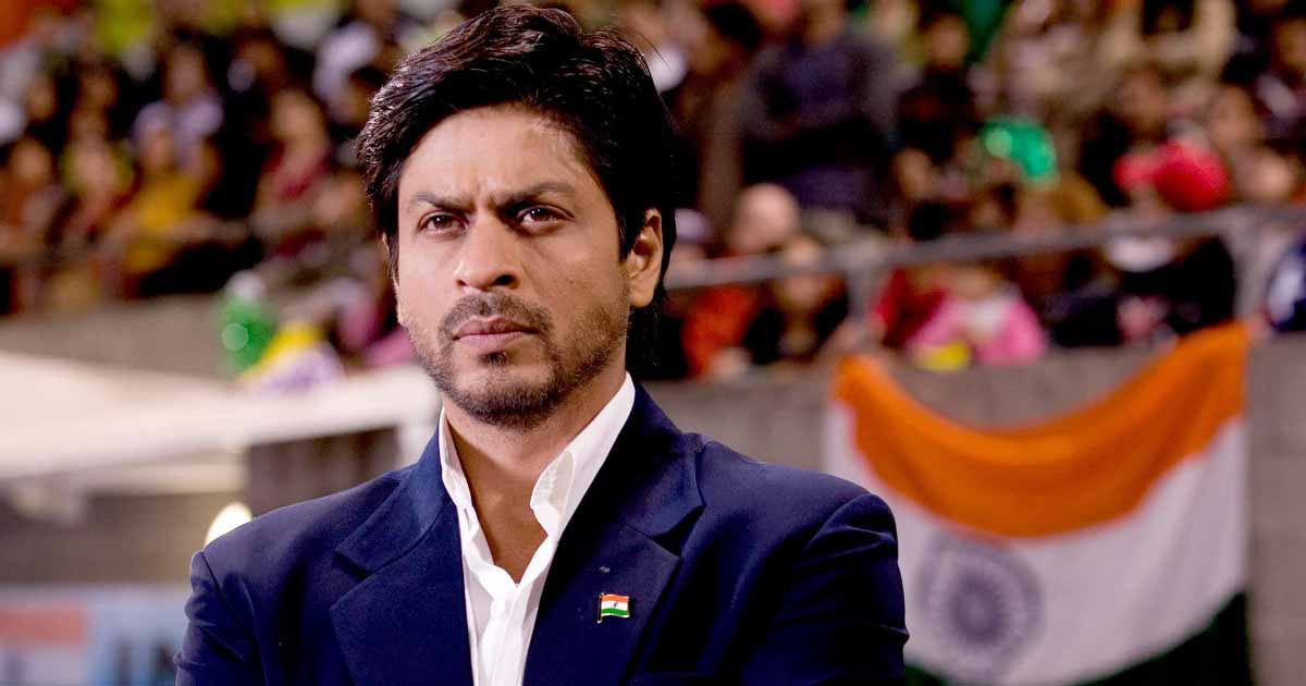 When Shah Rukh Khan Stated “Yeh Manghadat Celebration Ka Flag Hai” To A Reporter Claiming That It’s An Indian Flag, Misplaced To Her Persistence & Stated “Aap Bilkul Sahi…”