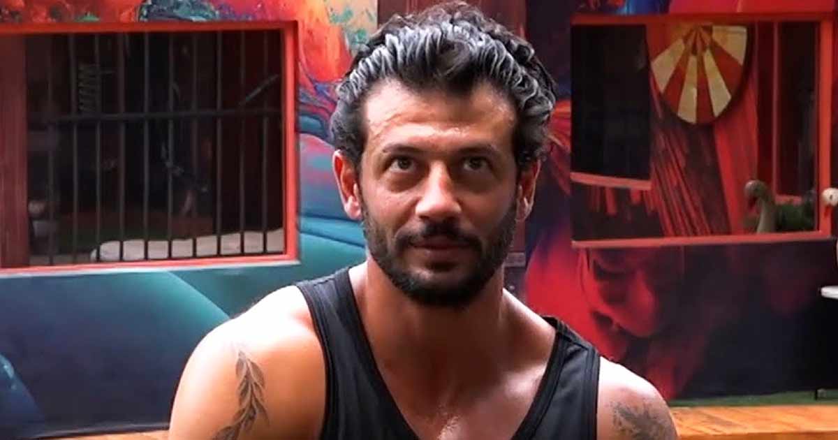 Bigg Boss OTT 2: JD Hadid apologizes over his controversial kiss with Akanksha Puri, "Please accept my apologies my beautiful people!"