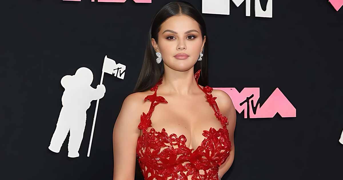 Selena Gomez Puts Her B*sty Cleavage On Display As She Dons A Symmetric Satin Corset