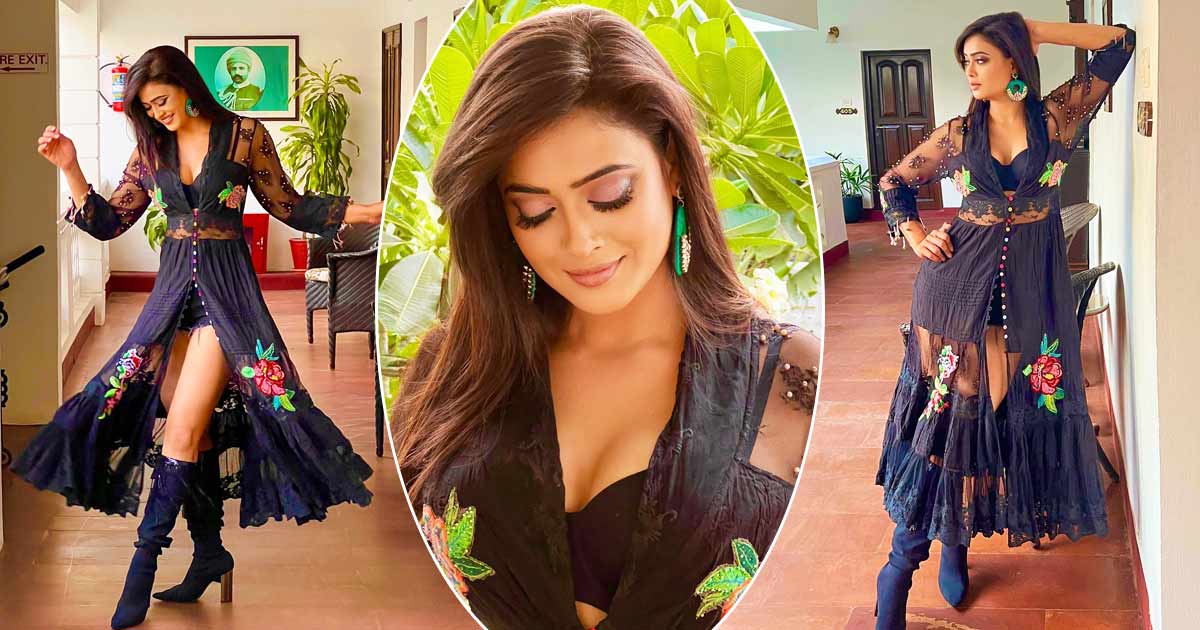 Shweta Tiwari Once Proved She's A 'Santoor' Mom As Did A Spin In Heels Flaunting Her Toned Legs & Busty Assets In A Sheer Embroidered Cover-Up Shrug