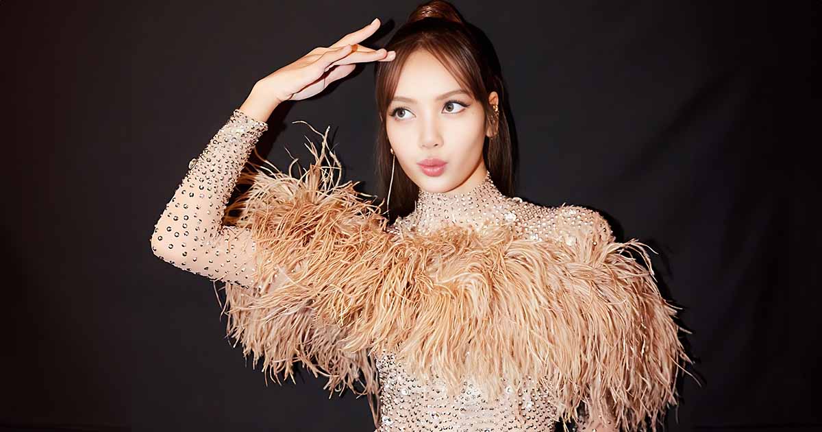 BLACKPINK's Lisa Feasts On Her Spotify Billion Streams Plate, Netizens Say "This Is Iconic" 